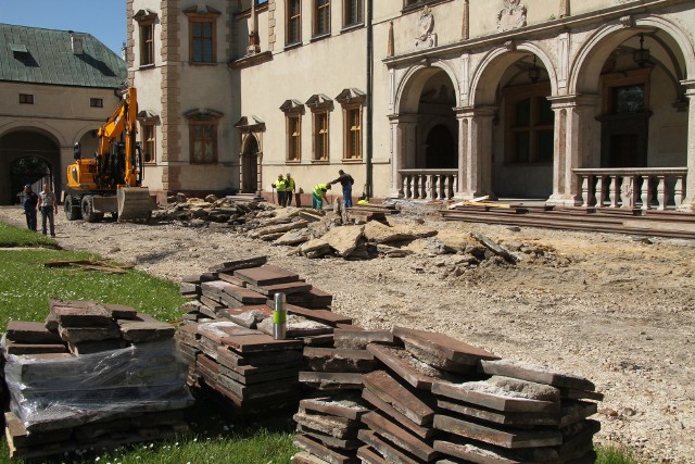 Dziedziniec przed Pałacem Biskupim w Kielcach będzie jak nowy. Zobacz jak będzie wyglądał (WIDEO)Od kilku dni nie ma możliwości przejścia do pałacu od strony katedry czy przejścia przez dziedziniec na ulicę Zamkową. Z dziedzińca przed pałacem zerwano już nawierzchnię.