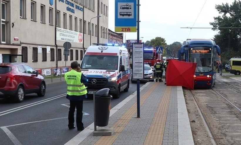 Tragiczny wypadek w Katowicach: 17-letnia uczennica śmiertelnie potrącona przez tramwaj. Wyszła ze szkoły, zginęła kilka metrów dalej