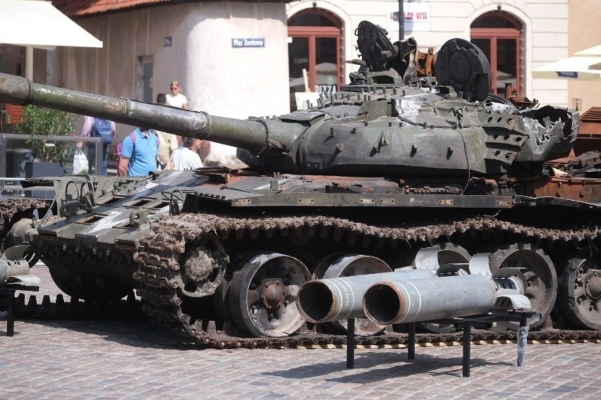 Najbardziej imponujące eksponaty to czołg T-72B i...