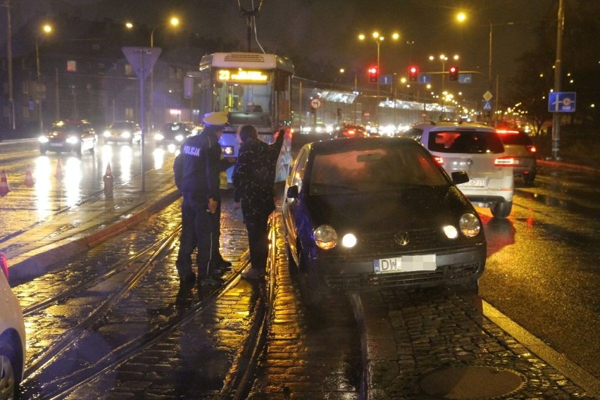 Kobieta w VW zablokowała wjazd na pętlę tramwajową