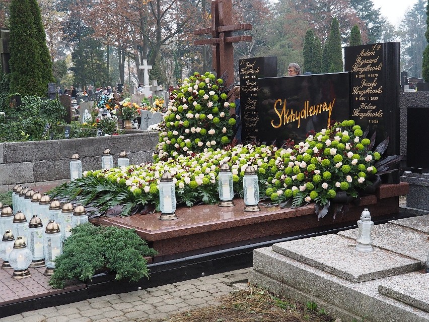 Zobacz zdjęcia grobu Heleny Skrzydlewskiej na cmentarzu Zarzew. Grób Heleny Skrzydlewskiej na 1 listopada jak co roku wygląda imponująco!