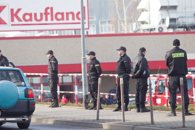 Przedstawiciel warszawskiej firmy handlującej winami przyznał się do przekazania 200 tysięcy złotych osobie odpowiedzialnej w sieci supermarketów Kaufland za zakup alkoholi na sklepowe półki