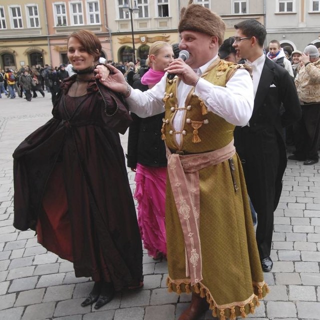 Maturzyści tanczą poloneza na rynku w Opolu.