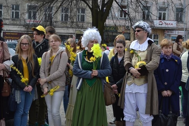 Uczestnicy ubrani byli w kolorowe elementy. Dominowały...