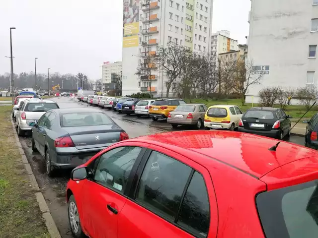 Z ul. Gałczyńskiego krzyżuje się al. 700-lecia. Tam również  pozostawimy auto bez opłat. Parkują tam głównie osoby mieszkające w pobliskich blokach. 