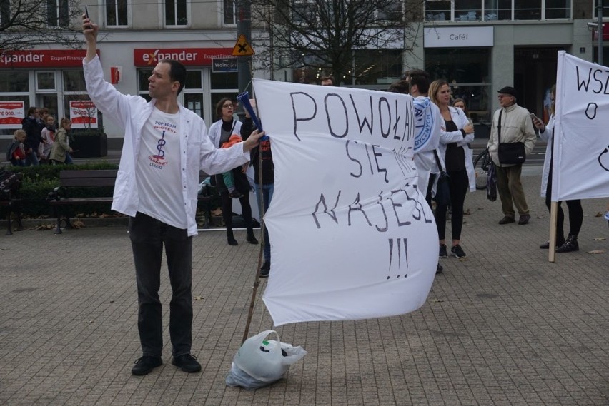 Lekarze rezydenci protestowali na pl. Wolności w Poznaniu