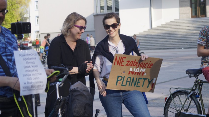 Nie zabierajcie nam przyszłości - skandowali protestujący...