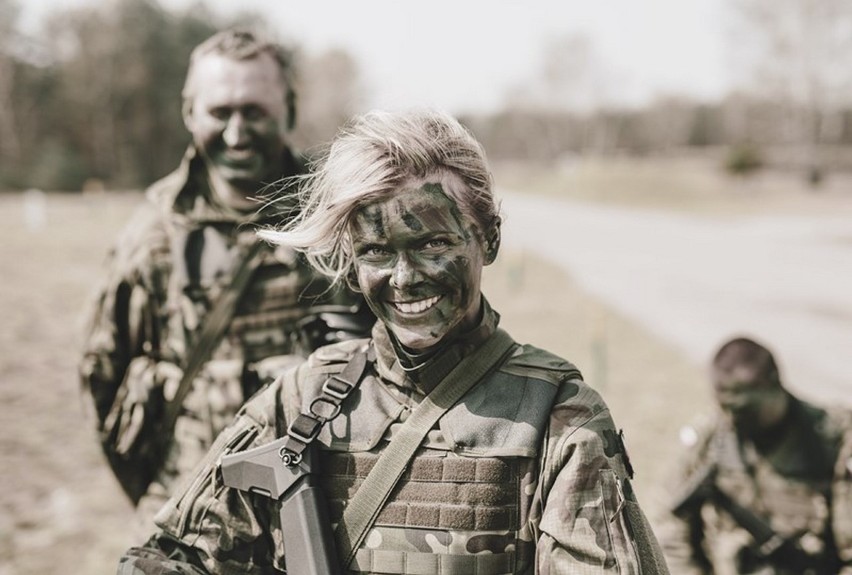 Uśmiech kobiet w wojsku to tylko dodatkowy atut, który...
