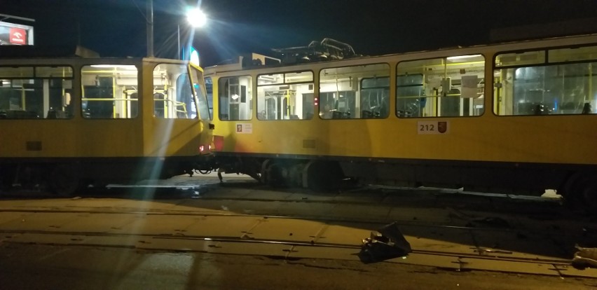 Nocne zderzenie samochodu z tramwajem w Szczecinie. Tramwaj się wykoleił 24.04.2021