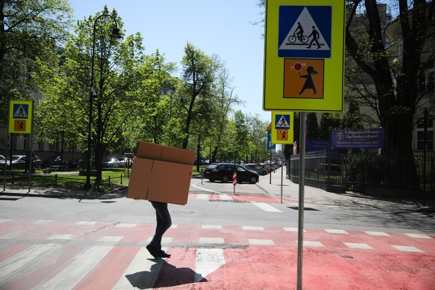 Kraków. Likwidują miejsca parkingowe na ulicach w centrum. Mieszkańcy są oburzeni [ZDJĘCIA]