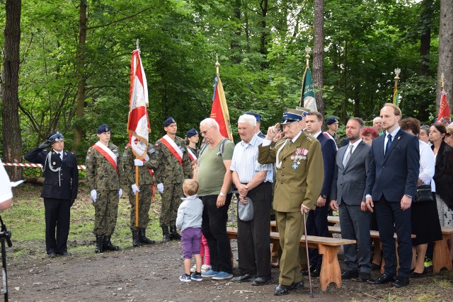 Porucznik Henryk Urzędowski, więzień polityczny czasów stalinowskich podczas uroczystości rocznicowych pacyfikacji Barbarki