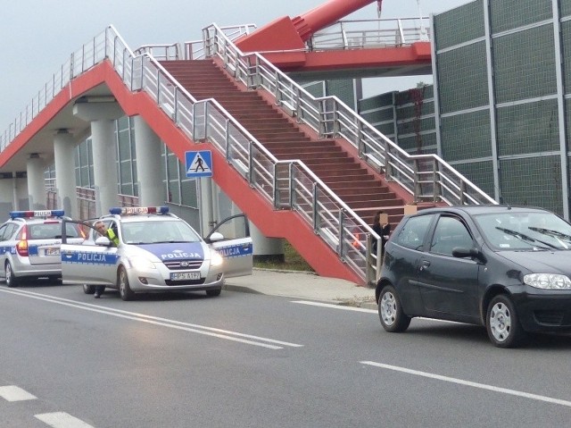 Na przejściu dla pieszych przy wiadukcie nad ekspresową S-7 w Skarżysku samochód potrącił staruszkę.