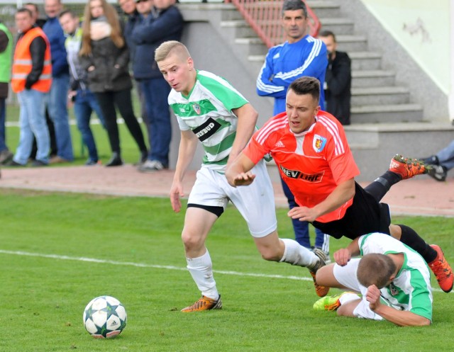Cosmos Nowotaniec przegrał u siebie derby 3 ligi z Karpatami Krosno 0:1 (0:1). Jedynego gola w 16. min strzelił Mariusz Gabrych.