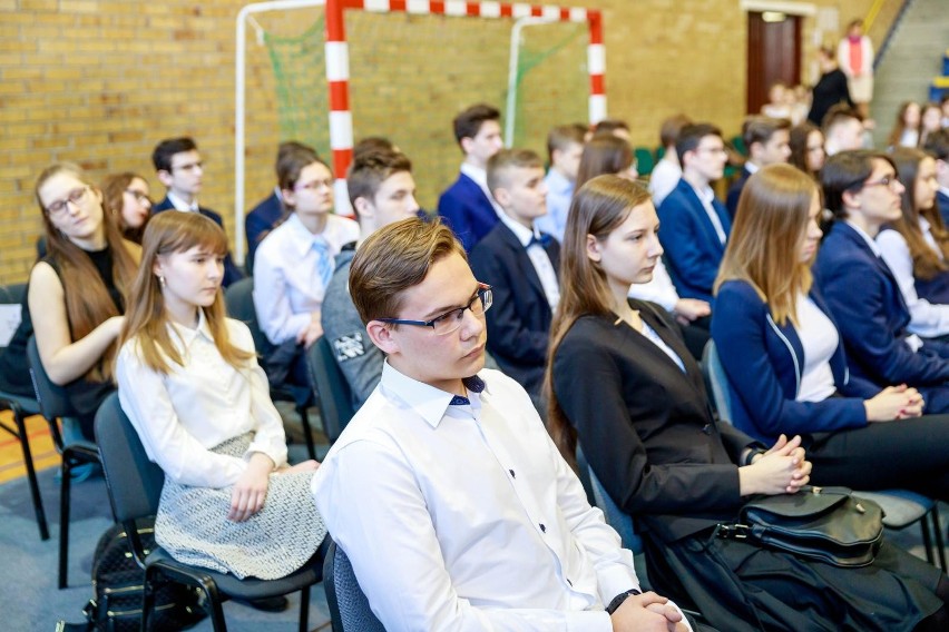 Gimnazjaliści nagrodzeni za ciężką pracę i sukcesy w...