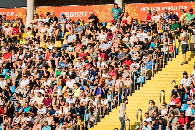 W siódmym, ostatnim meczu MŚ FIFA U-20 na Zawiszy - tym razem 1/8 finału - zagrały Francja (1E) i USA (2D).Po dodatkowych pulach biletów od FIFA na trybunach stadionu przy ul. Gdańskiej zasiadło dokładnie 8469 kibiców! I była to najwyższa mundialowa frekwencja na Zawiszy!Francuzi już wcześniej gościli w Bydgoszczy, wygrywając 2:0 z Panamą. We wtorek jednak w duży upale musieli uznać wyższość Amerykanów.Bohaterem był Sebastian Soto (nr 9), który strzelił 3. i 4. gola na mundialu. Decydujące trafienie w 83 minucie zaliczył Justin Rennicks (nr 19), który pojawił się na boisku 20 minut wcześniej. To największa niespodzianka tego mundialu po braku awansu z grupy Portugalczyków.Triumf Amerykanów z trybun Zawiszy oglądała  ich rodaczka Jessie Vilkofsky, piłkarka KKP Bydgoszcz, w towarzystwie m.in. prezesa klubu Szymona Kowalika i kapitan Agaty Stępień.1/8 finału (4 czerwca, Bydgoszcz): Francja - USA 2:3 (1:1). Bramki: Gouiri (41), Alioui (55) - Soto (25, 74), Rennicks (83).W poprzednich 6 meczach grupowych w Bydgoszczy: Japonia - Ekwador 1:1, Panama - Mali 1:1, Ekwador - Włochy 0:1, Panama - Francja 0:2, Włochy - Japonia 0:0, Arabia Saudyjska - Panama 1:2. Pary 1/8 finału, niedziela: Włochy - Polska 1:0 (1:0), Kolumbia - Nowa Zelandia 5:4 karne (1:1 po dogr., 1:1, 1:1);poniedziałek: Ukraina - Panama 4:1 (3:0), Urugwaj - Ekwador 1:3 (1:1); Senegal - Nigeria 2:1 (2:0);wtorek: Francja - USA 2:3 (1:1), Japonia - Korea Płd 0:1 (0:0), Argentyna - Mali 4:5 karne (2:2 po dogr., 1:1, 0:0).W 1/4 finału zagrają: Kolumbia - Ukraina (piątek, 15.30), Włochy - Mali (piątek, 18.30), USA - Ekwador (sobota, 17.30), Korea Płd. - Senegal (sobota, 20.30).ZOBACZ ZDJĘCIA Z BOISKA I Z TRYBUN ZAWISZY NA MECZU FRANCJA - USA >>>>>