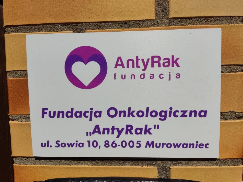 Funkcjonariusze ZK w Koronowie przekazali zebrane nakrętki...