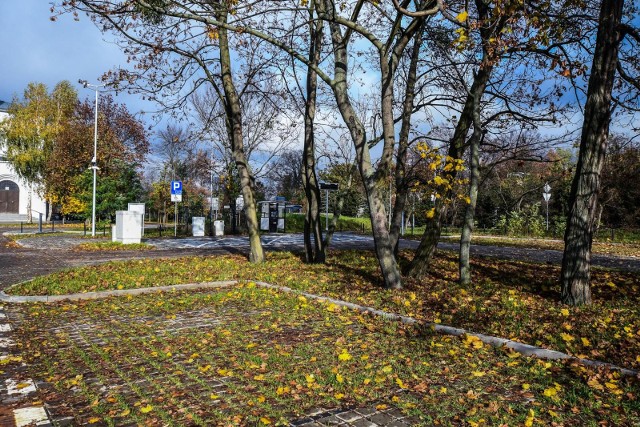 W środę 2 listopada w południe parking przy węźle Zachodnim był pusty.