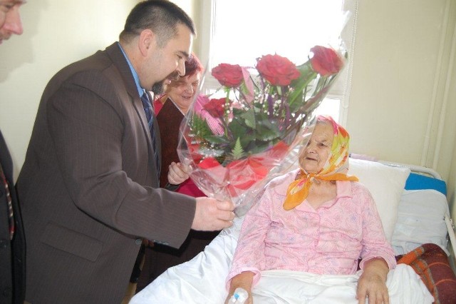 Kwiatami z okazji setnych urodzin obdarował Katarzynę Szymoniak wójt gminy Piekoszów Tadeusz Dąbrowa.