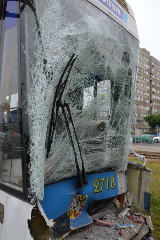 Wypadek tramwajów na pl. Strzegomskim. Motorniczy przyjął mandat