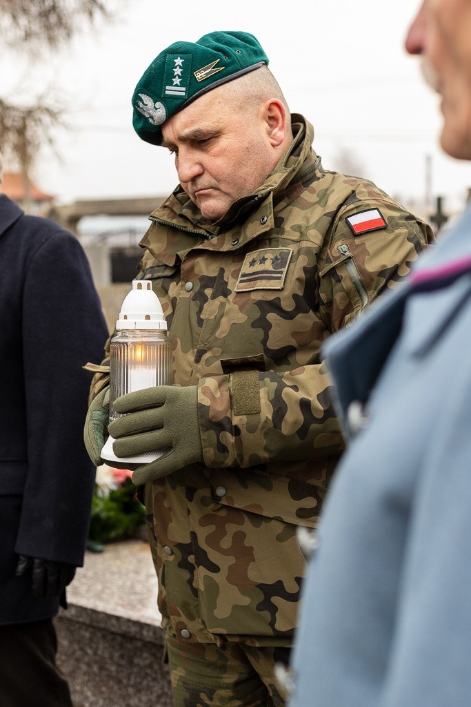 Uroczystość w 105. rocznicę powołania 18 Pułku Artylerii Lekkiej. 15.02.2024 złożono kwiaty na cmentarzu parafialnym w Ostrowi Mazowieckiej