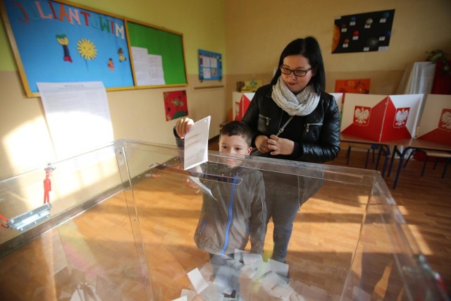 Wybory Samorządowe 2018. Znamy wyniki wyborów. PKW na swojej stronie podaje już wyniki wyborów samorządowych 2018 w Polsce i w regionie. Zobacz, kto wygrał drugą turę wyborów w Kujawsko-Pomorskiem.Dokładne wyniki z regionu poznasz na kolejnych slajdach. Aby przejść do kolejnego zdjęcia przesuń stronę gestem lub kliknij strzałkę w prawo na zdjęciu >>>Flesz - wypadki drogowe. Jak udzielić pierwszej pomocy?