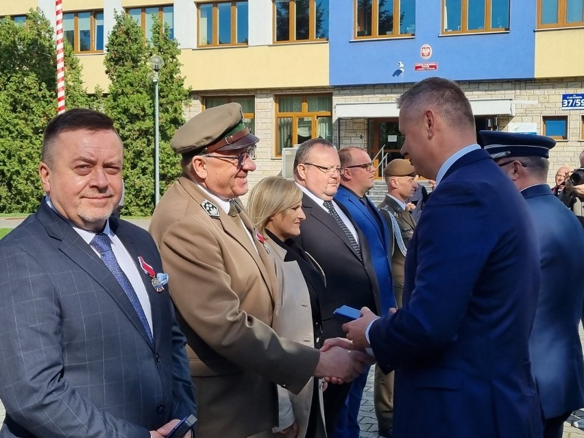 Wicestarosta ostrołęcki Krzysztof Parzychowski, nadleśniczy Zdzisław Gadomski i nadkom. Piotr Zaurski uhonorowani medalami