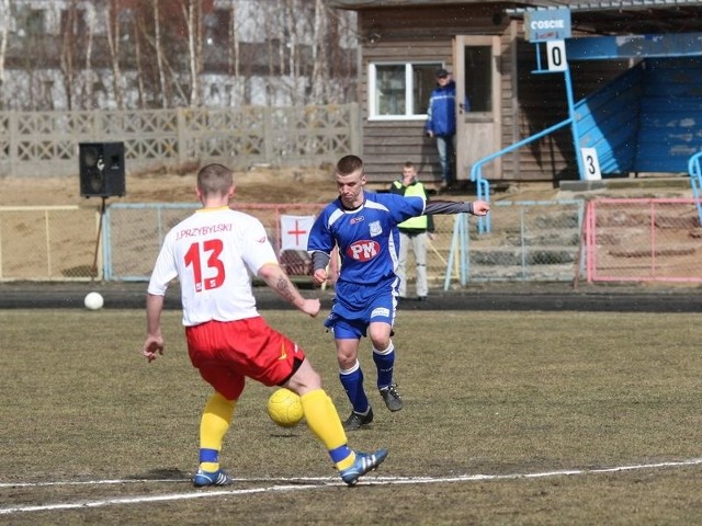 Mateusz Wiata (niebieski strój), tym razem nie załapał się do składu Piasta Człuchów.