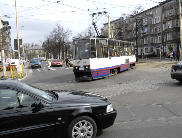 Dopiero jak na tym skrzyżowaniu wykoleił się tramwaj, MZK wymieniło część zwrotnicy.