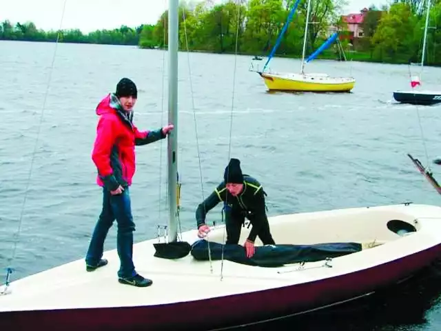 Tomasz Dunaj (z lewej) i Maciej Raszkiewicz żeglują od kilku lat. &#8211; Alkohol na wodzie to codzienność. Nie wierzę, by wysokie kary to zmieniły &#8211; uważa Tomasz.