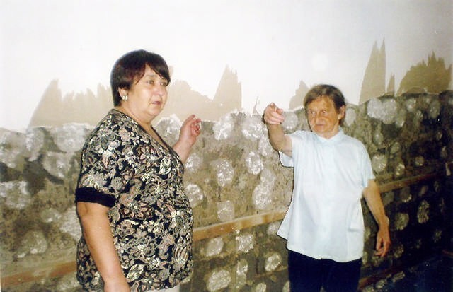 Alina Książek (z lewej) podczas wizyty u powodzian