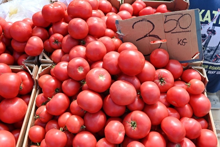We wtorek bardzo tanie były pomidory - tu po 3,50 złotych...