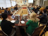 Nadzwyczajna sesja w Koszalinie: awaria systemu liczenia głosów, nowi radni i darmowe bilety autobusowe 