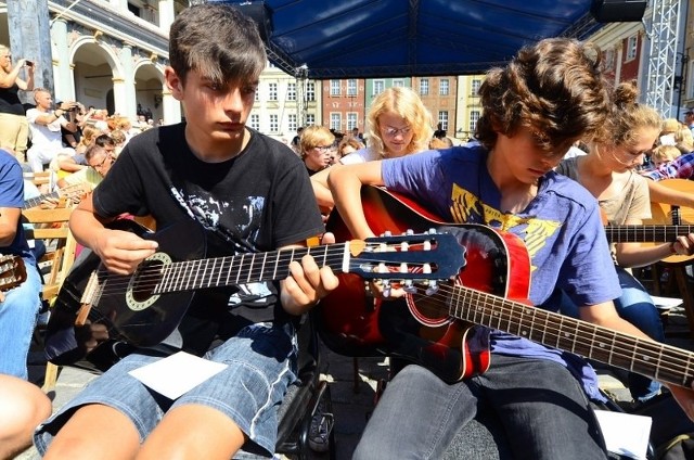 Gitarowy happening na Starym Rynku.
