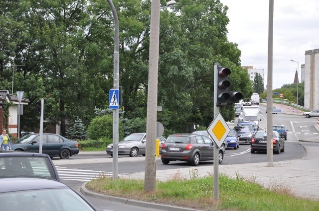 Światła na skrzyżowaniu nie działają od niedzieli. Od poniedziałku w godzinach szczytu ruchem kierują policjanci.