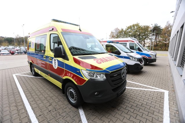 Dwa ambulanse sanitarne VW Transporter wraz wyposażeniem medycznym pojadą do zaprzyjaźnionego z powiatem poznańskim ukraińskiego Rejonu Obuchowskiego