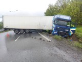 Wypadek na węźle Północ na Autostradowej Obwodnicy Wrocławia. TIR wpadł do rowu, są utrudnienia