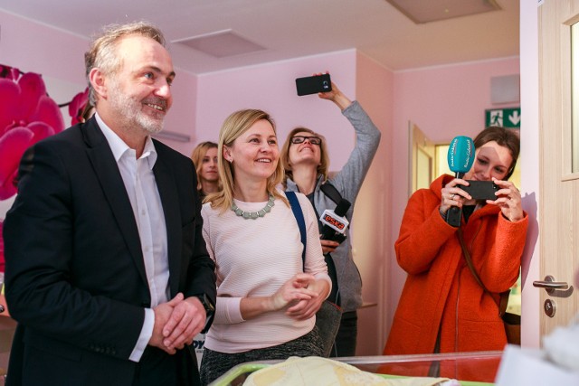 Prezydent Wojciech Szczurek odwiedził w szpitalu nowych gdynian urodzonych w dniu urodzin miasta