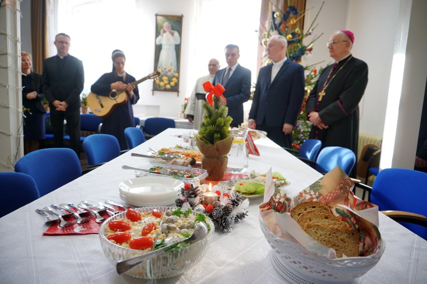 Spotkanie wigilijne w Hospicjum Dobrego Samarytanina. Pracownicy i pacjenci podzielili się opłatkiem (ZDJĘCIA)