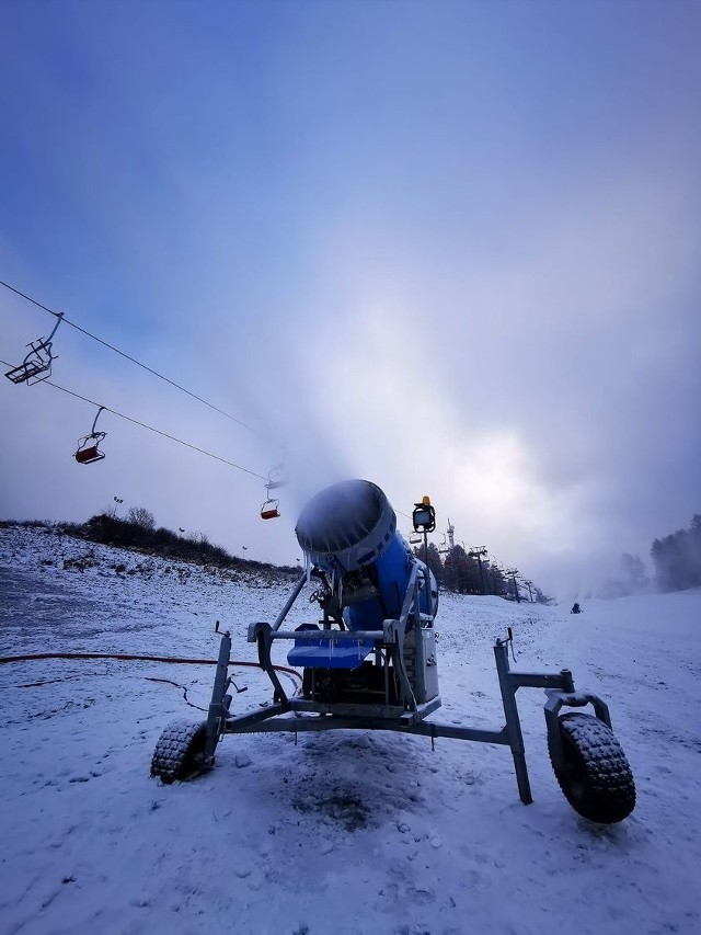 Na razie czynnych jest niewiele stoków narciarskich na Podkarpaciu. Na kilku trwają intensywne przygotowania do sezonu, jak np. w Przemyślu (na zdjęciu).