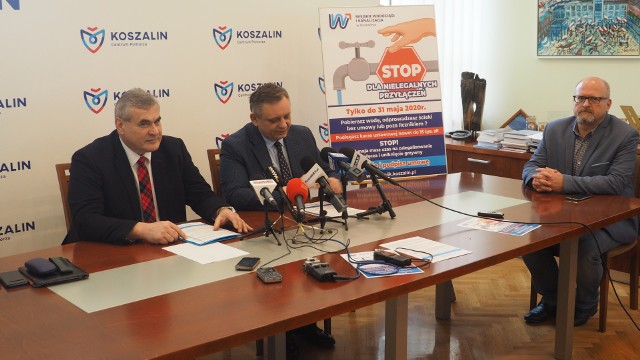 O akcji MWiK mówił prezydent Koszalina Piotr Jedliński (z prawej) oraz prezes spółki Piotr Kroll