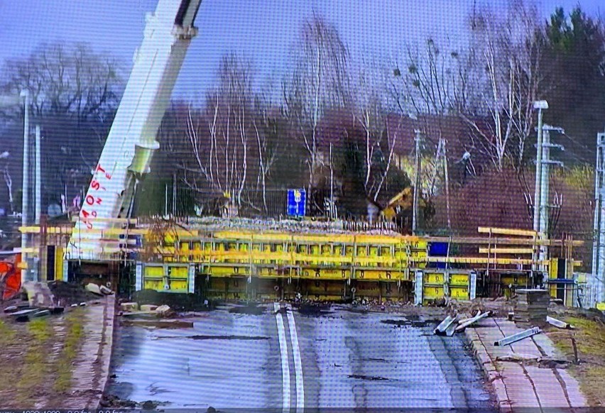 Widać pierwsze elementy konstrukcji nowego koluszkowskiego wiaduktu