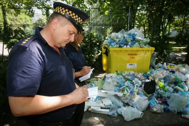 24.07.2013 wroclaw straz miejska kontroluje kosze na smieci i miejsca na odpady tutaj przy ulicy kruszwickiej straz miesjka smieciowa smieci segregacja odpadow kontorla gazeta wroclawska pawel relikowski / gazeta wroclawska..