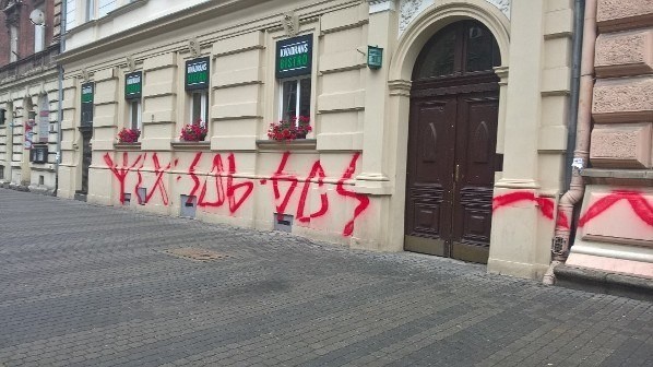 Kraków. Oszpecili ściany kamienic czerwonym sprayem