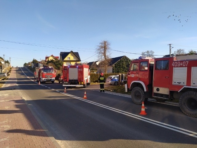 Pożar drewnianego domu w miejscowości Glinka. Strażacy w akcji.