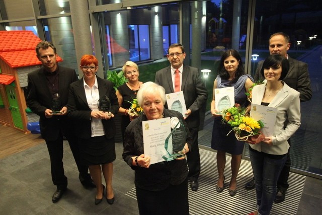 Laureaci z ubiegłego roku: Maria Urbaniec (na pierwszym planie), w tle od lewej: Cezary Juda, Marianna Grajoszek, Ewa i Adam Cybulscy, Katarzyna Kasperkiewicz i Oskar Orski oraz Paulina Żurek.