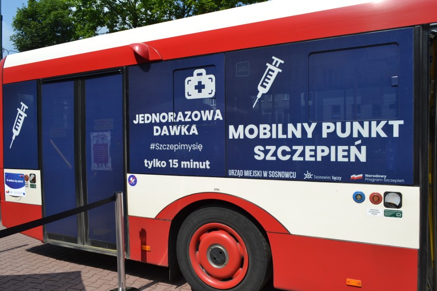 SZCZEPanek jeździ po Sosnowcu. Wewnątrz autobusu możemy...
