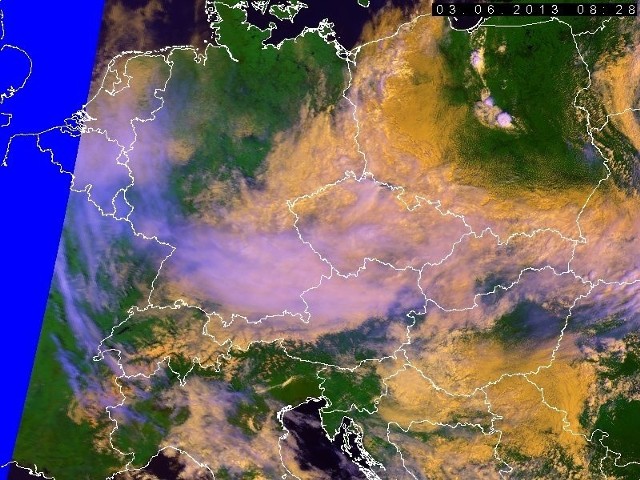 Biały "kalafior" w okolicach Warszawy, to burzowa chmura Cumulonimbus zmierzająca w kierunku Łodzi. Czy ją ominie?