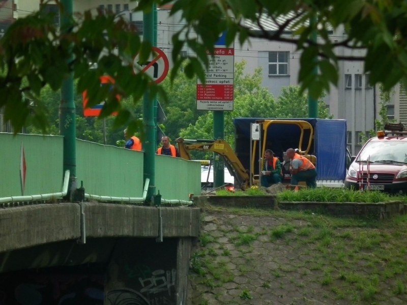 Wciąż nie wiadomo co było przyczyną wybuchu pod chodnikiem....