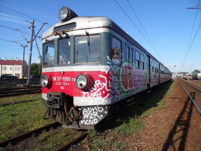 Funkcjonariusze grupy operacyjno-interwencyjnej Straży Ochrony Kolei zatrzymali mężczyznę, który namalował graffiti na ścianie bocznej pociągu przy hali napraw wagonów w Przeworsku. - Właścicielem jednostki są Przewozy Regionalne w Rzeszowie. SOK-iści znaleźli dwie puste puszki po farbie należące do mężczyzny. Graficiarza przekazano policjantom - poinformował Adam Morawski z Komendy Regionalnej SOK w Przemyślu.Świadkami pomalowania pociągu byli pracownicy Przewozów Regionalnych.