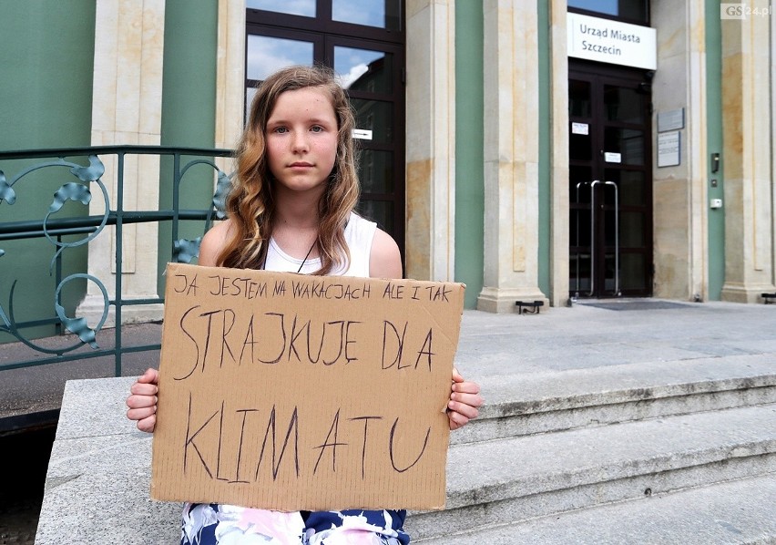12-latka strajkuje dla klimatu przed szczecińskim urzędem [WIDEO]